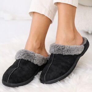 UGG Australia womens shearling slippers in gray suede.Size US 8